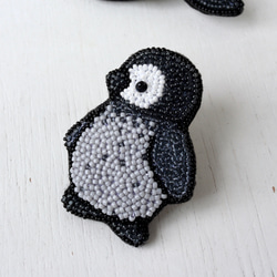 ペンギンをモチーフにしたオートクチュール刺繍のブローチ、マエル。 3枚目の画像