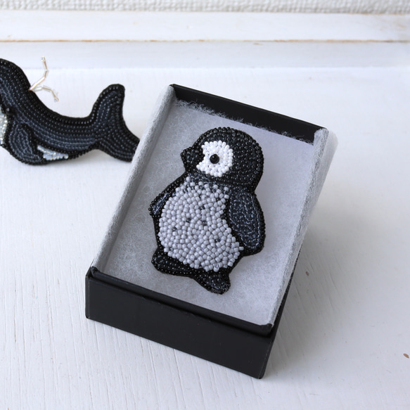 ペンギンをモチーフにしたオートクチュール刺繍のブローチ、マエル。 7枚目の画像