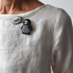 ペンギンをモチーフにしたオートクチュール刺繍のブローチ、マエル。 4枚目の画像