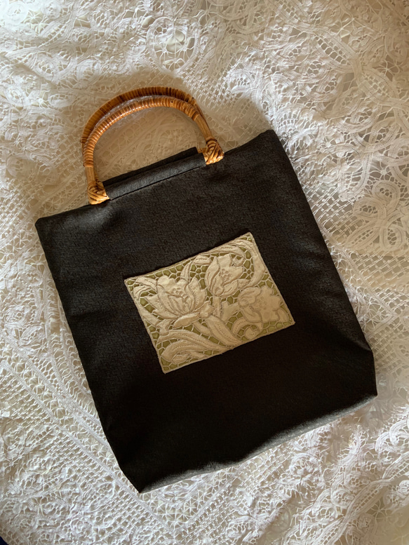 山東刺繍と香雲紗のラタンハンドルバッグ 2枚目の画像