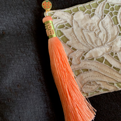 山東刺繍と香雲紗のラタンハンドルバッグ 4枚目の画像