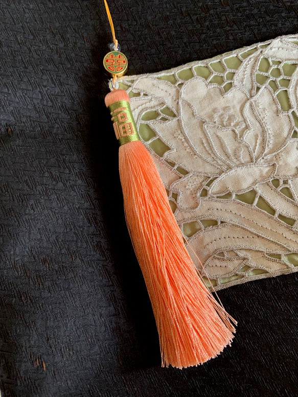 山東刺繍と香雲紗のラタンハンドルバッグ 4枚目の画像