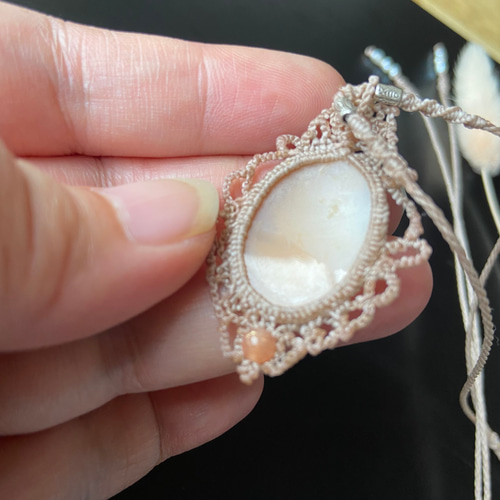 素敵に付けられる貝細工ボリュームネックレス！