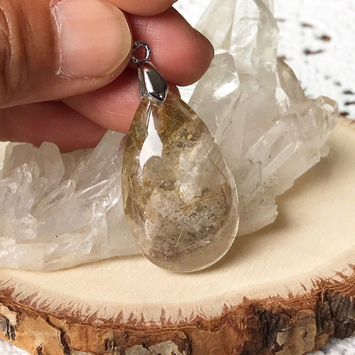 ガーデンインルチルクォーツ 龍彫り 天然石 ペンダントトップ