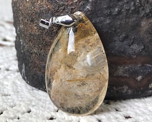 ガーデンインルチルクォーツ 龍彫り 天然石 ペンダントトップ