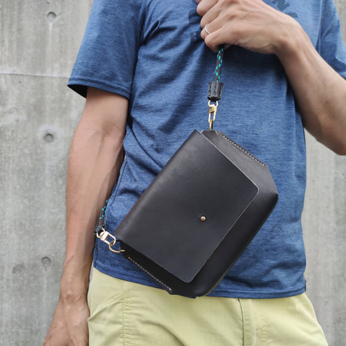 栃木レザーブラックのレザーサコッシュ ショルダーバッグ 本革