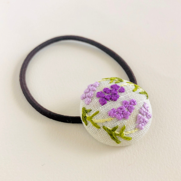 ラベンダー刺繍　くるみボタンヘアゴム 1枚目の画像