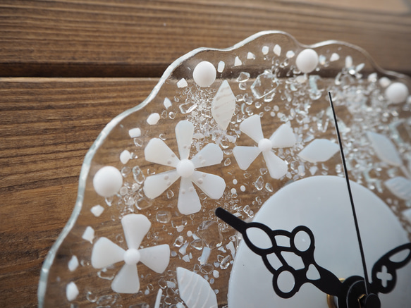 お部屋にガラスの光を♪【オーダー制作】白い小さなお花のフリル時計　電波時計変更可 4枚目の画像