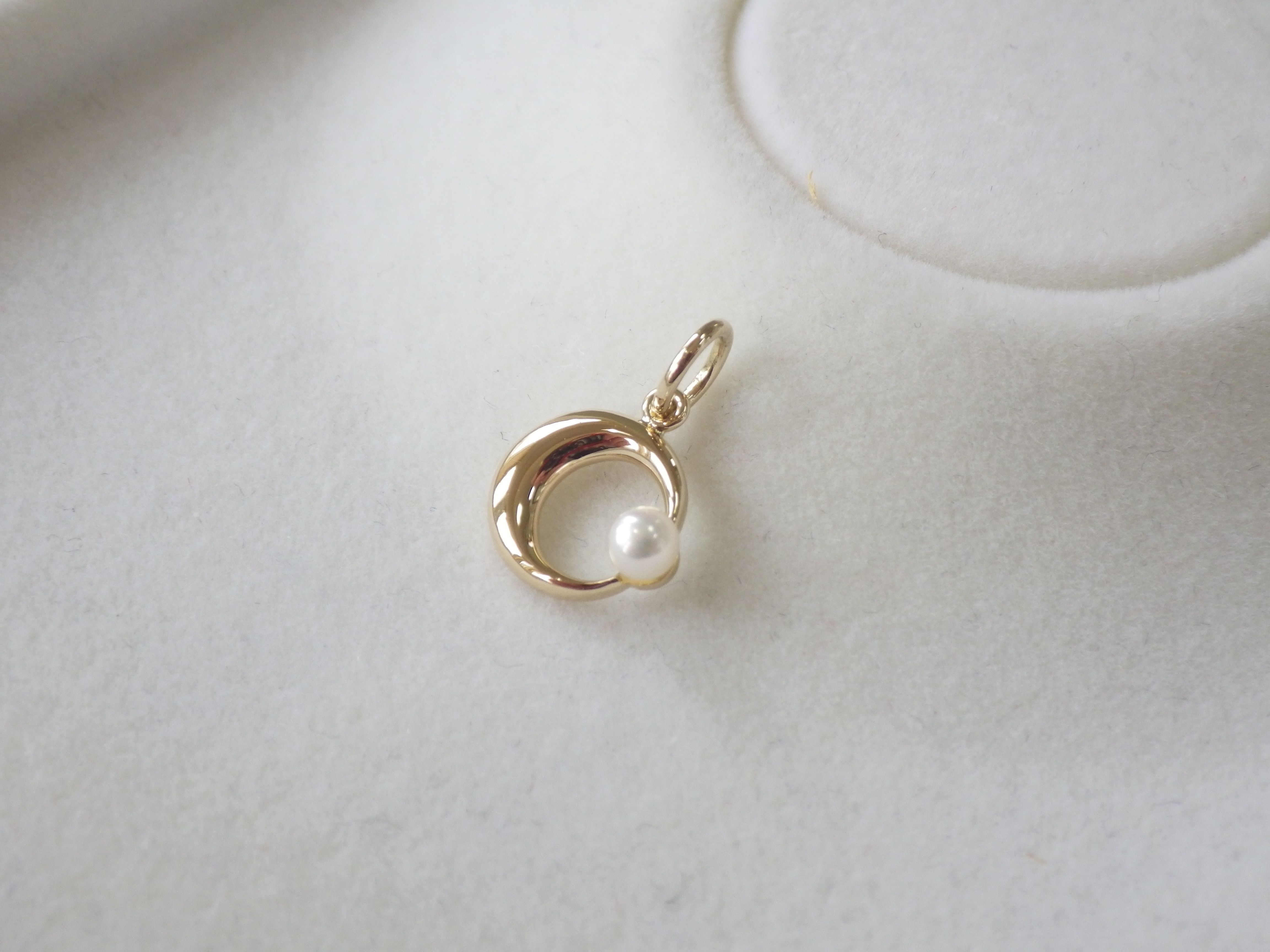 K18YG　エンフォルドムーン　ペンダントトップ　パール