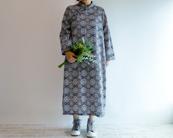 中國色連身裙，中國風衣領，寬鬆設計，中國藍 第11張的照片