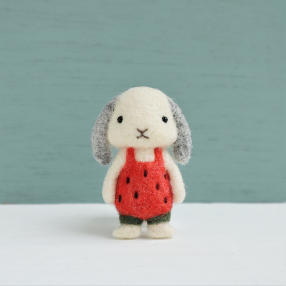 【夏限定】羊毛フェルトブローチ　ウサギ　ロップイヤーホワイト（スイカ服） 1枚目の画像
