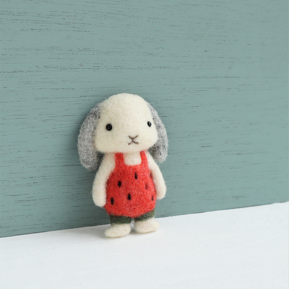 【夏限定】羊毛フェルトブローチ　ウサギ　ロップイヤーホワイト（スイカ服） 2枚目の画像