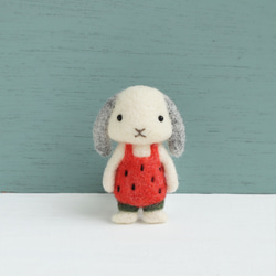 【夏限定】羊毛フェルトブローチ　ウサギ　ロップイヤーホワイト（スイカ服） 4枚目の画像