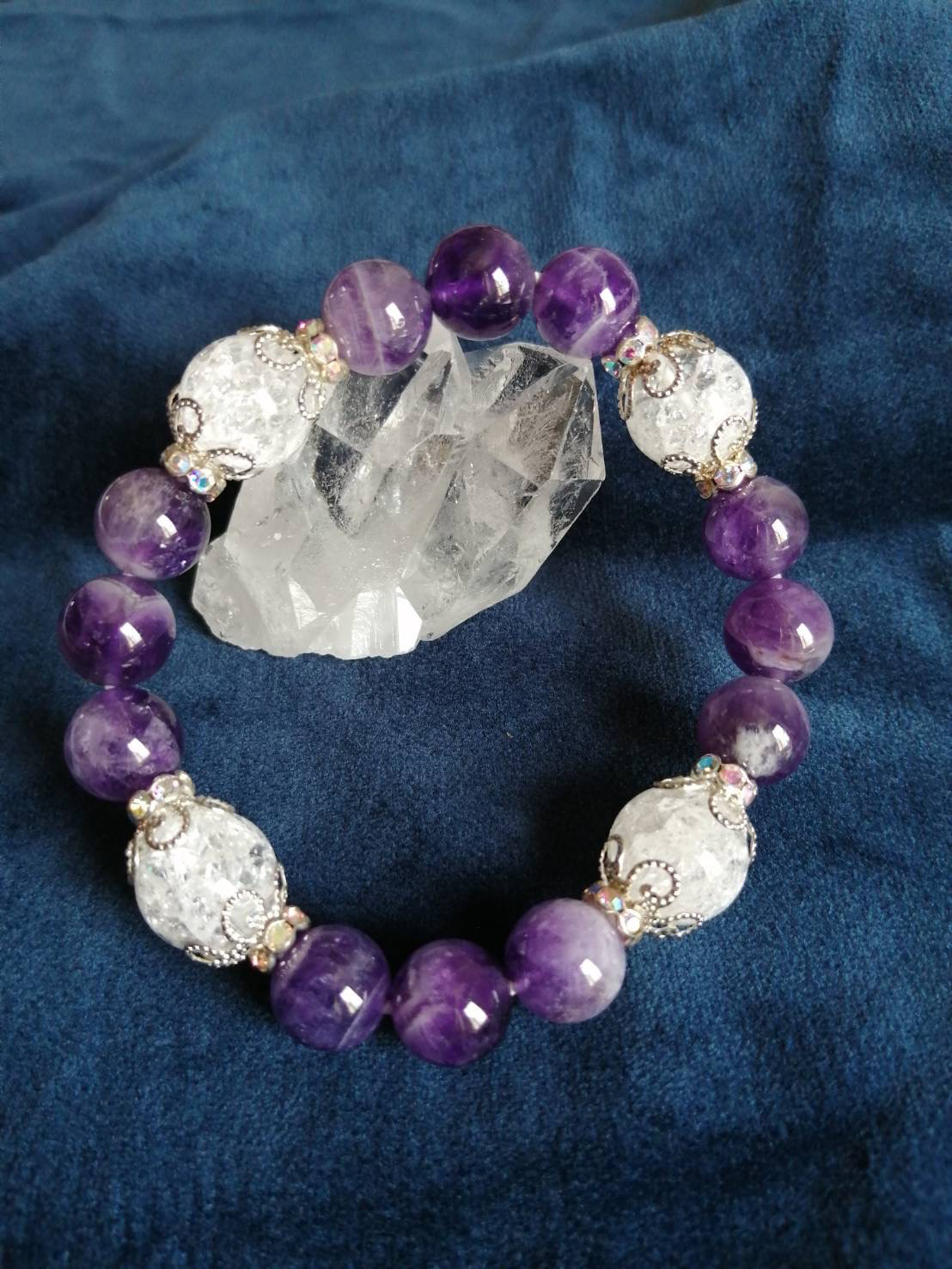 『癒やしと安らぎ』紫水晶が感情の乱れを安定した状態へ調整します。