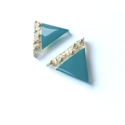 ターコイズブルーの三角のキラキラピアス／イヤリング 4枚目の画像
