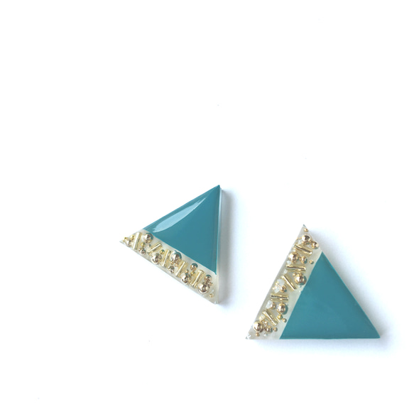 ターコイズブルーの三角のキラキラピアス／イヤリング 2枚目の画像