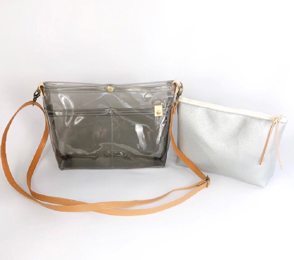 PVC×栃木レザーのインナーポーチ付きマチあり軽量サコッシュ/グレー【シルバー】