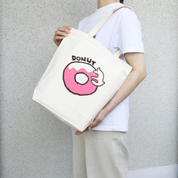 ドーナッツとクマ(ピンク)のキャンバストートバッグ／シルクスクリーンプリント 2枚目の画像