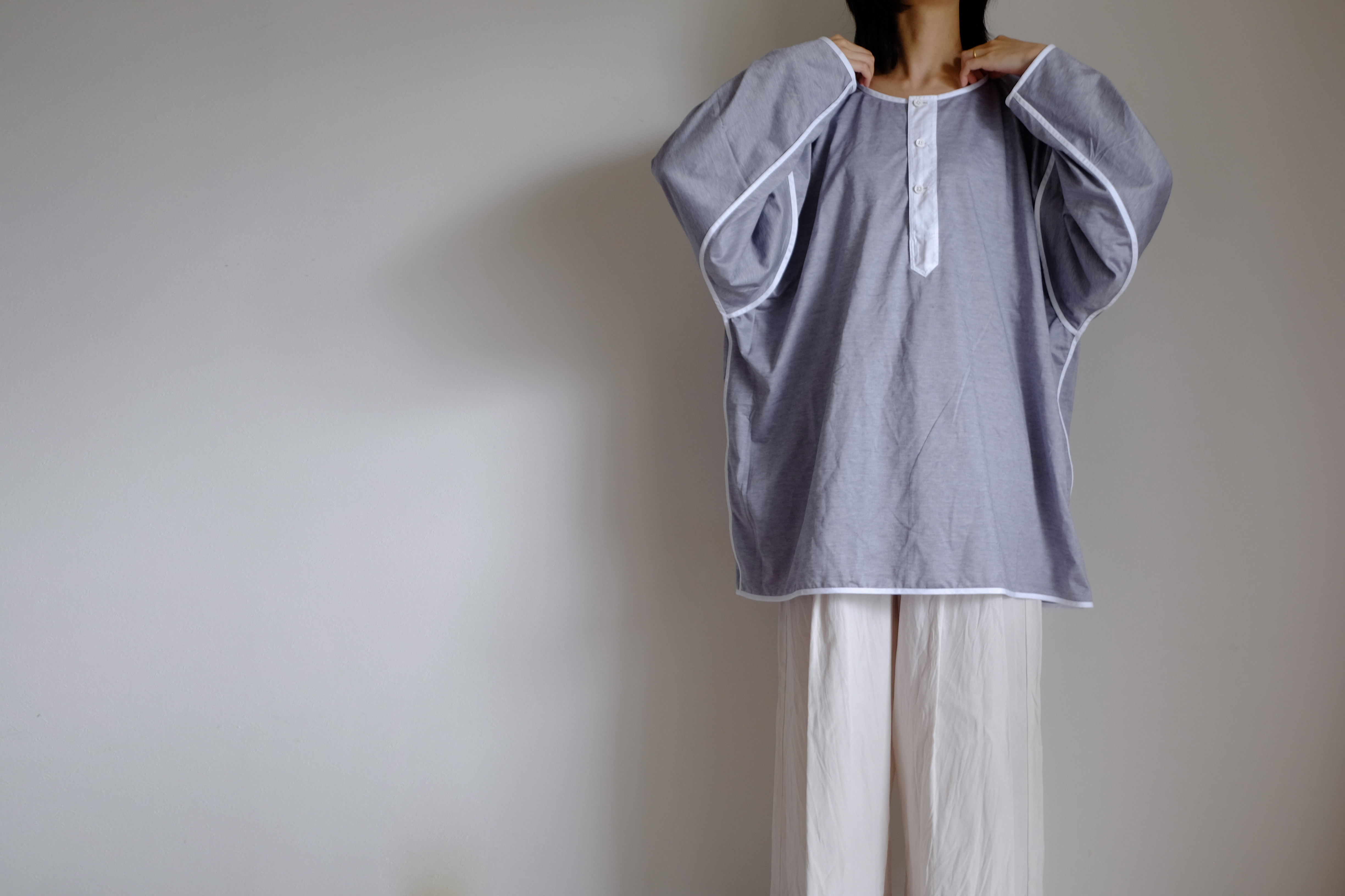 ビックヘンリーネック カットソー / パイピング /ハイゲージ コットンニット【 杢ブルーグレーに白パイピング 】