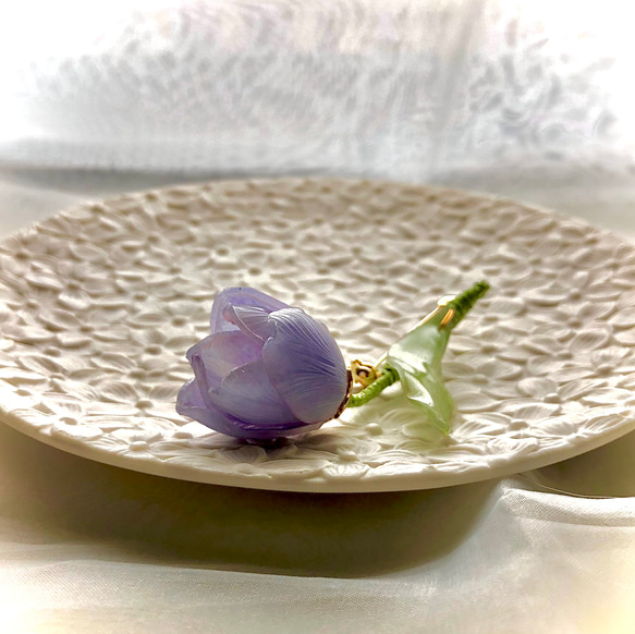 【ルオサン】チューリップ。青いチューリップ。ブローチ。天然パール/樹脂。花の装飾。 3枚目の画像