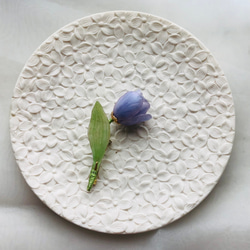 【ルオサン】チューリップ。青いチューリップ。ブローチ。天然パール/樹脂。花の装飾。 1枚目の画像