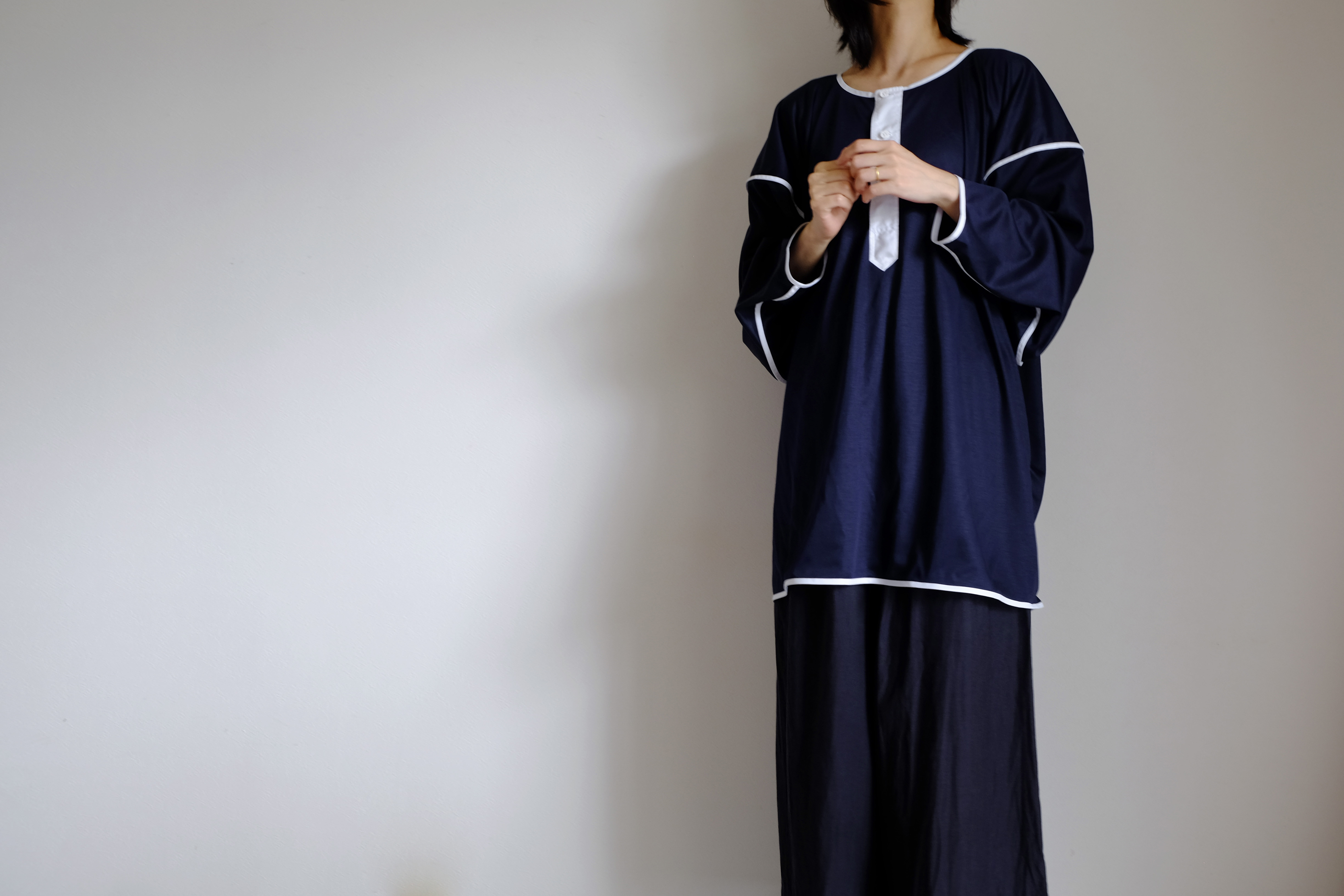 ビックヘンリーネック カットソー/パイピング/ハイゲージ コットンレーヨンニット【ネイビーに白パイピング】