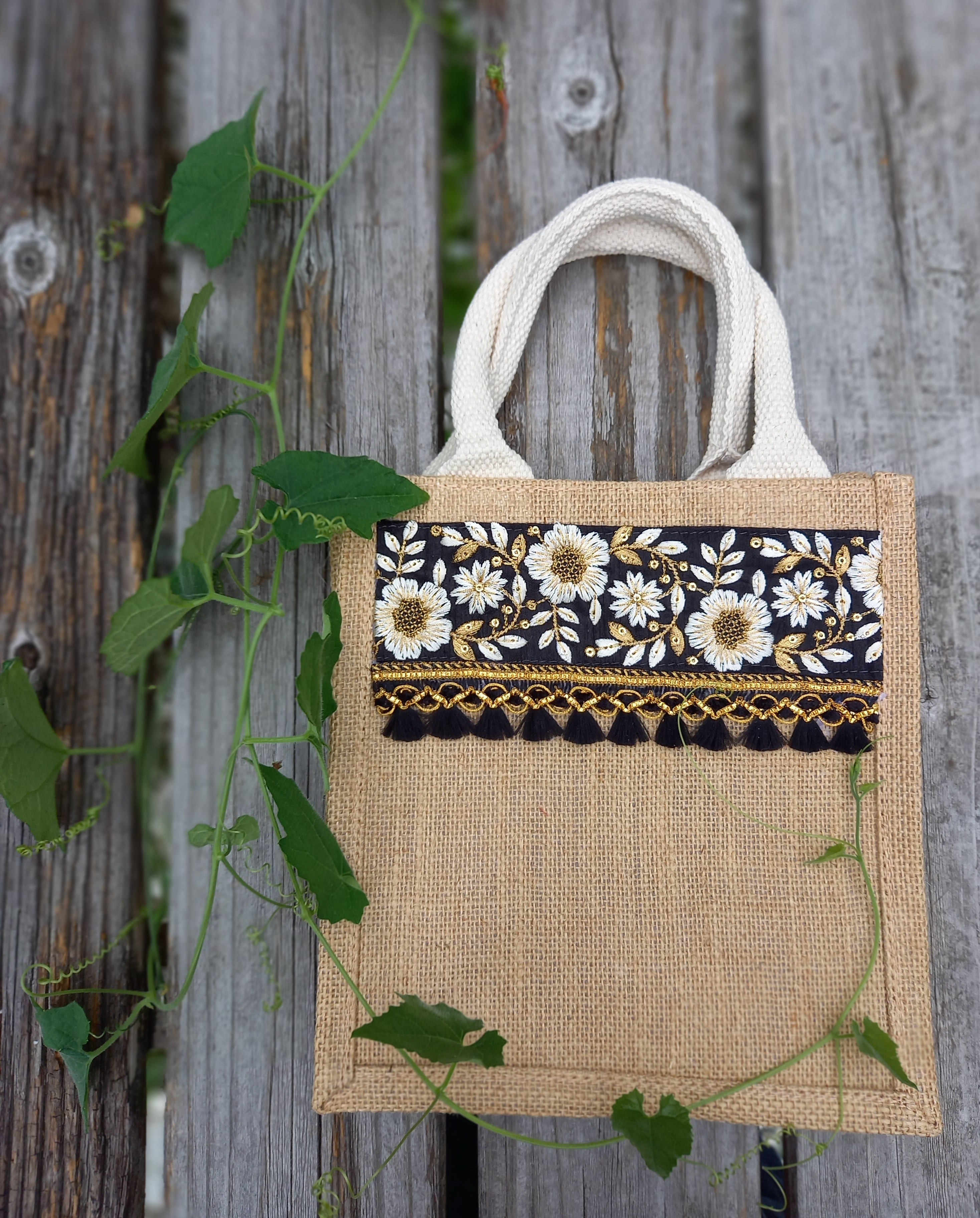 ジュートバッグのインド刺繍リボンアレンジ・ランチバッグサイズ・A6サイズ・エコバッグ・野ばら(ブラック) エコバッグ・サブバッグ 藍彩工房 通販|Creema(クリーマ) ⑥ 大きめ 折りたたみ エコバッグ L 折畳 彩り花