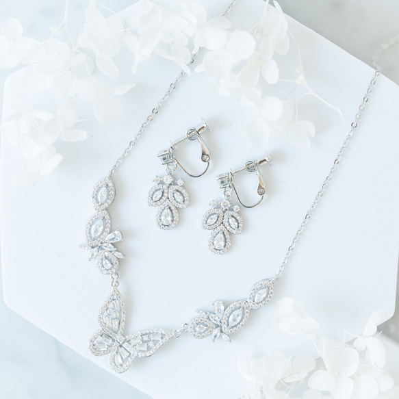 ◇ネックレス＆ピアスorイヤリング◇蝶々モチーフ アクセサリー
