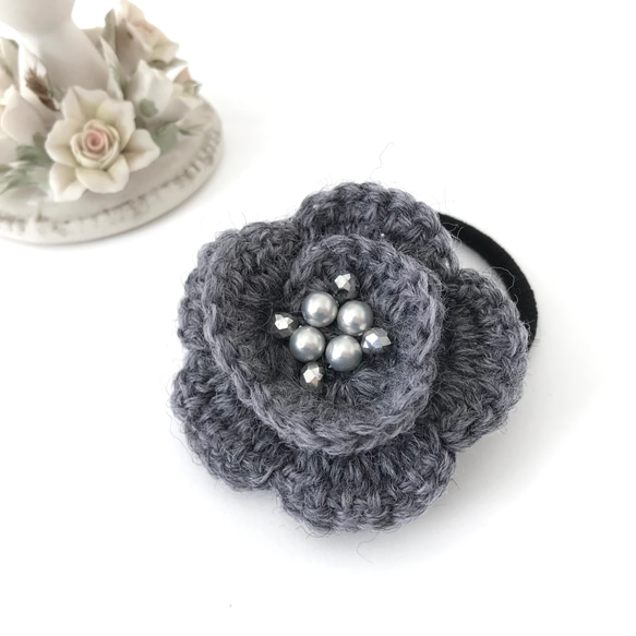毛糸編み ヘアゴム フラワー グレー 灰色 かぎ針編み 花 ヘアゴム