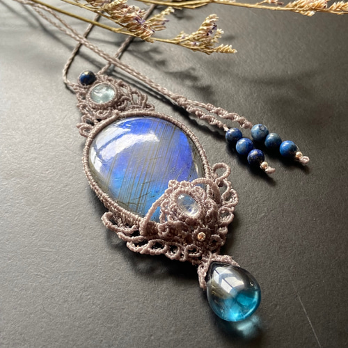 『静寂』アイオライトとブラックアクアマリンのマクラメペンダントネックレス 40mm☆大粒ラブラドライト×アクアマリン×レインボームーンストーン