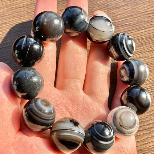 大玉。天然石オニキス。 天眼入り。 超大玉！約18mm玉 黒天眼石の天然石ブレスレット！ ブレスレット