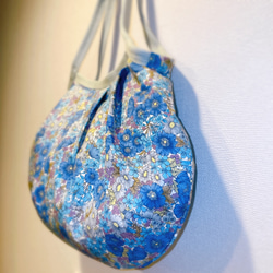 コロンと可愛いショルダーグラニーバッグ　✤リバティ✤ グロリア・フラワーズ　ブルー 2枚目の画像