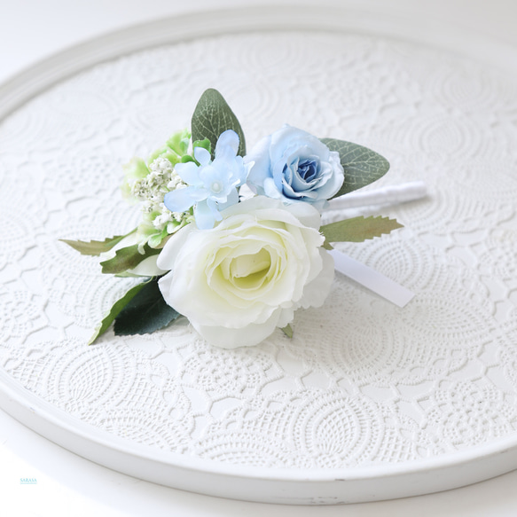 白×ブルークラッチブーケ☆ブートニア 完成品ブーケ】ホワイトコスモスとブルーのお花のクラッチブーケ