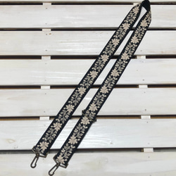 38mm幅・斜め掛け用ショルダーストラップ★黒ベルト＋黒地に生成りの糸の花刺繍インドトリム 4枚目の画像