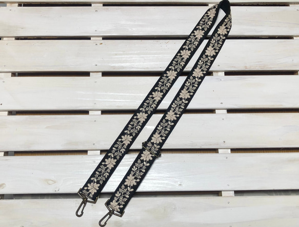 38mm幅・斜め掛け用ショルダーストラップ★黒ベルト＋黒地に生成りの糸の花刺繍インドトリム 4枚目の画像