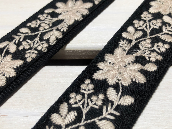 38mm幅・斜め掛け用ショルダーストラップ★黒ベルト＋黒地に生成りの糸の花刺繍インドトリム 3枚目の画像