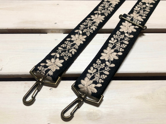 38mm幅・斜め掛け用ショルダーストラップ★黒ベルト＋黒地に生成りの糸の花刺繍インドトリム 2枚目の画像