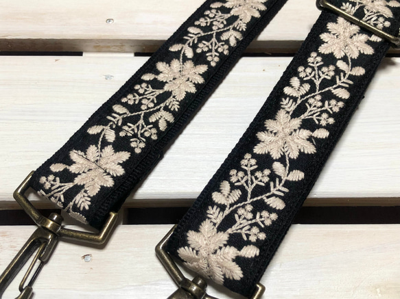 38mm幅・斜め掛け用ショルダーストラップ★黒ベルト＋黒地に生成りの糸の花刺繍インドトリム 1枚目の画像