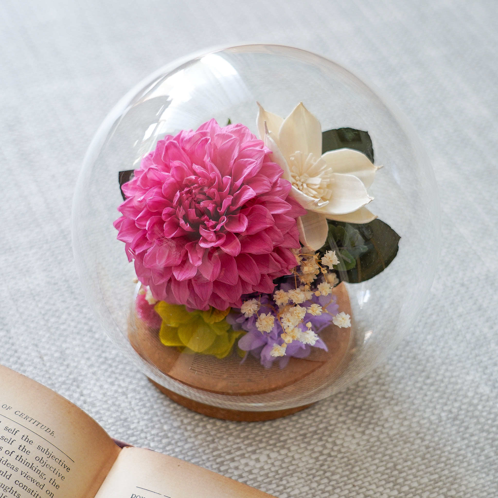 【完成品】プリザーブドフラワー ダリア・ガラスドームアレンジ｜感謝を伝える贈り物