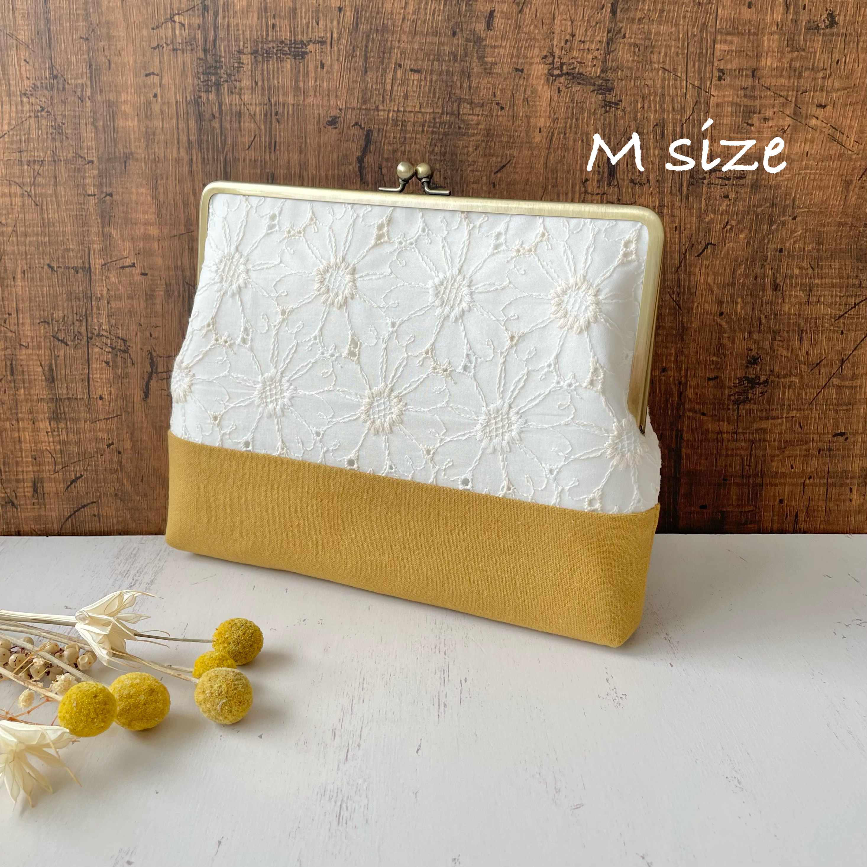 ポケットたくさん！ Mサイズ がま口 母子手帳ケース マーガレット 刺繍 薄ベージュ　B6 ポーチ 通帳ケース