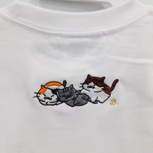 可愛い猫3匹の刺繍入りTシャツ 6.2オンス 男女兼用 Tシャツ