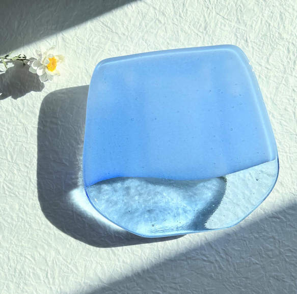 Wall art vase / 穏やかブルーな水面　ガラスの壁掛け花瓶 2枚目の画像