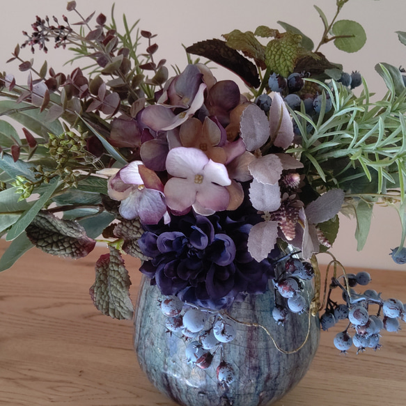 アーティフィシャルフラワーのナチュラルリーフアレンジメント／青陶器／秋色アジサイ・ユーカリ・ブルーベリー インテリア雑貨・生活道具 フラワー・リース アートフラワー K1271998563(9750円)