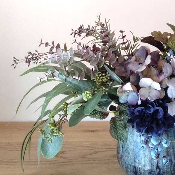 アーティフィシャルフラワーのナチュラルリーフアレンジメント／青陶器／秋色アジサイ・ユーカリ・ブルーベリー インテリア雑貨・生活道具 フラワー・リース アートフラワー K1271998563(9750円)