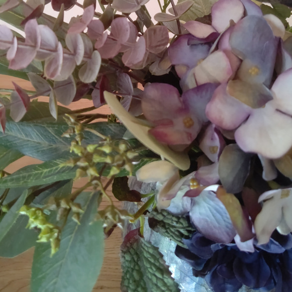 アーティフィシャルフラワーのナチュラルリーフアレンジメント／青陶器／秋色アジサイ・ユーカリ・ブルーベリー インテリア雑貨・生活道具 フラワー・リース アートフラワー K1271998563(9750円)