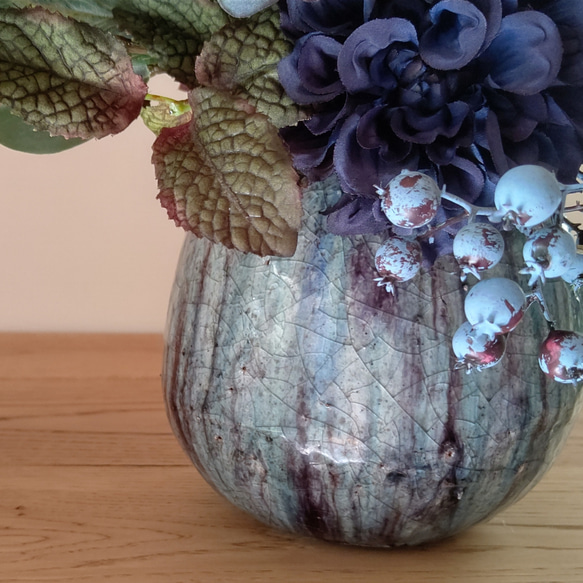 アーティフィシャルフラワーのナチュラルリーフアレンジメント／青陶器／秋色アジサイ・ユーカリ・ブルーベリー インテリア雑貨・生活道具 フラワー・リース アートフラワー K1271998563(9750円)