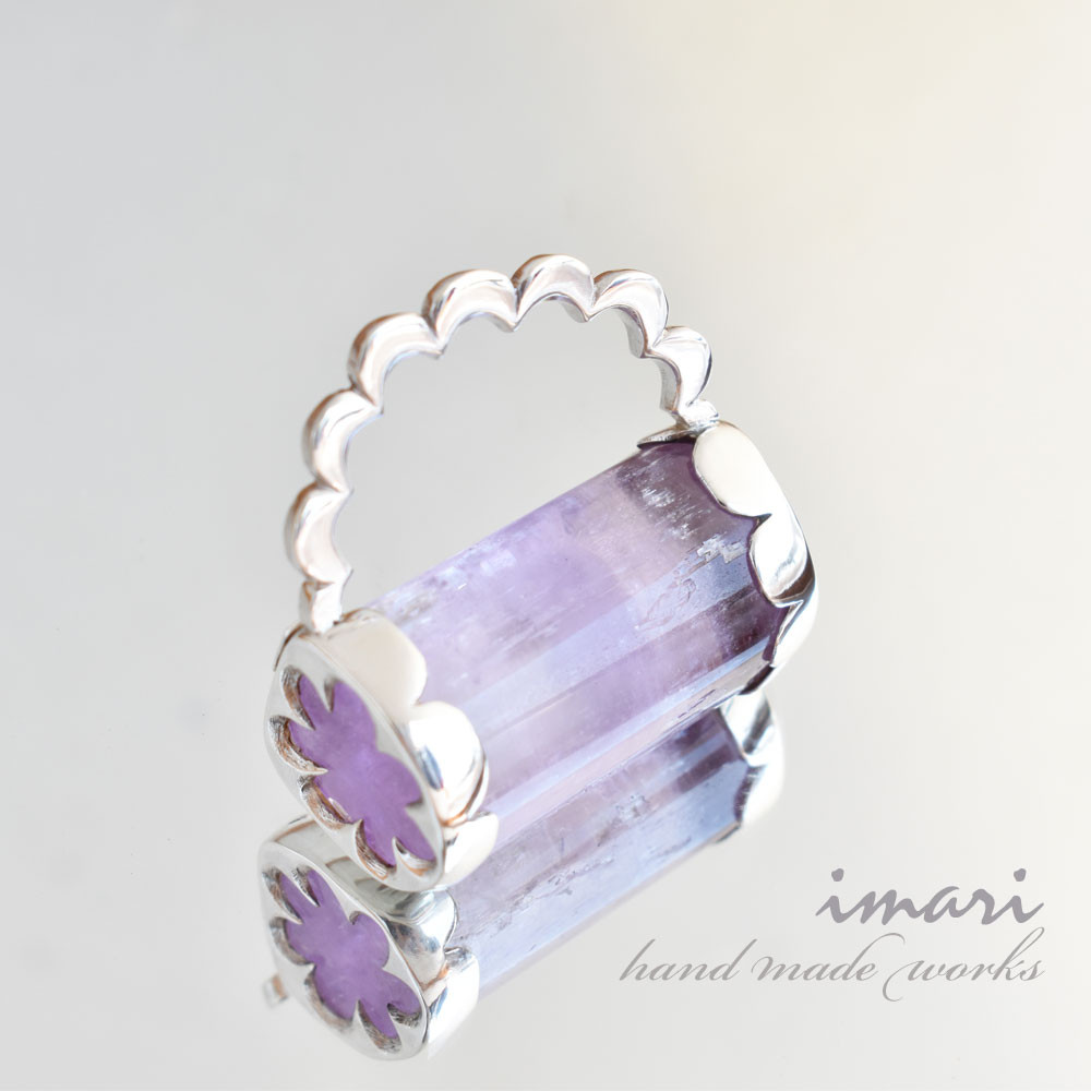 クンツァイトの小瓶のようなペンダントトップ