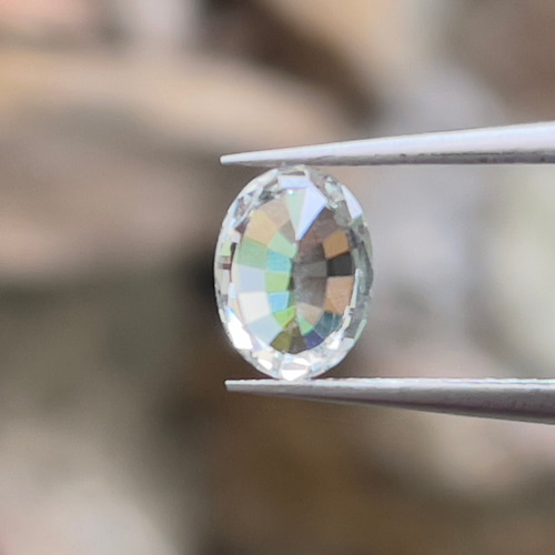 サファイア非加熱ホワイトサファイア1.14カラットのオーバルカットの