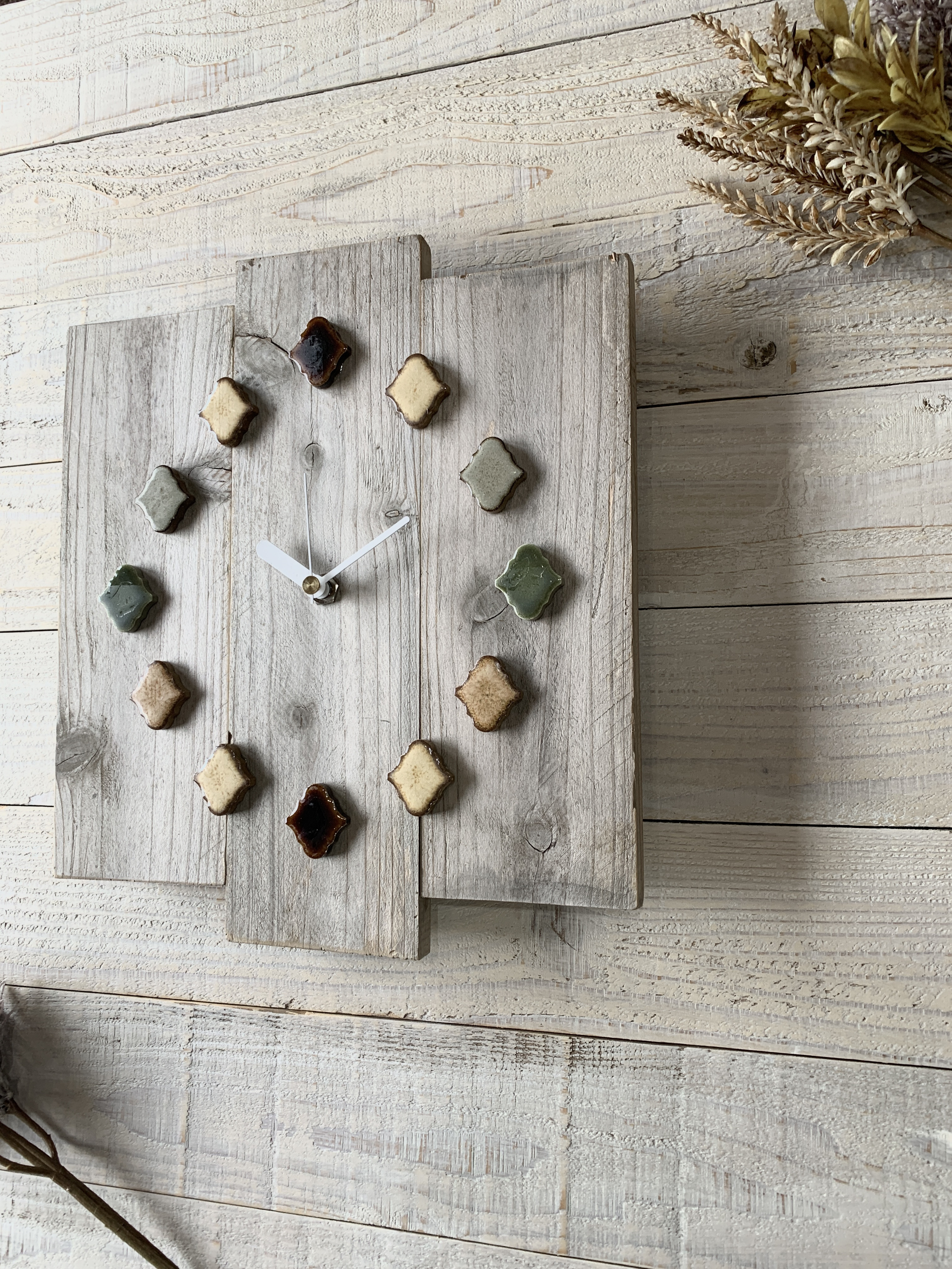 レトロなかわいさが魅力のランタンタイル掛け時計030