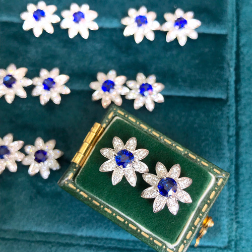 花モチーフ サファイアピアスk18 ピアス（スタッド・一粒） パール  